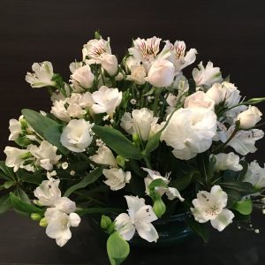 Boina blanca con flores de estación y  rosas