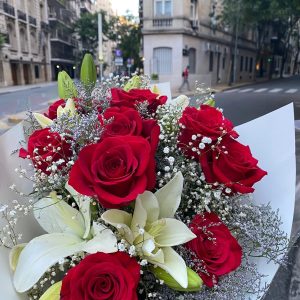 Bouquet Lilium, azucenas y rosas en blanco y rojo
