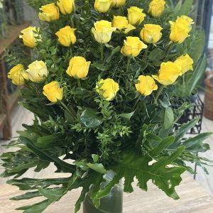 Rosas amarillas en arreglo floral