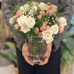 Rositas en tonos rosados en florero “Lunares”.