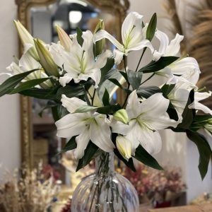 Liliums blancos en elegante florero botellón