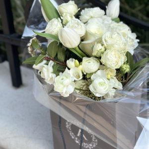 Bolsa con flores blancas