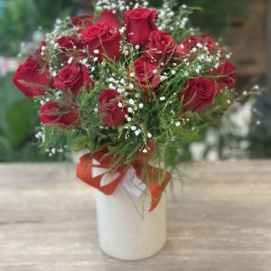 RED: Rosas rojas y flores de estación en florero